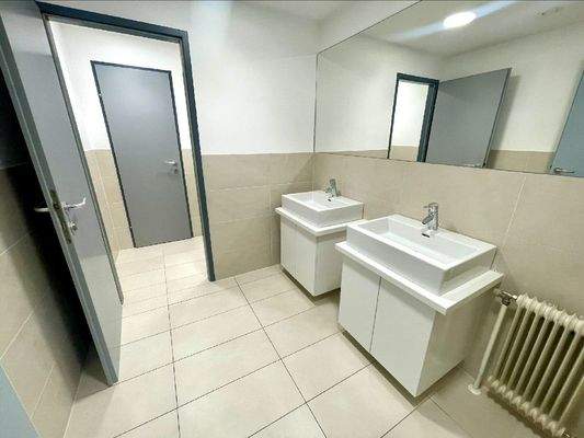 Processed-B2108329-C