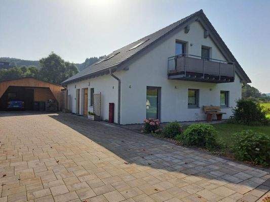 Vorderansicht vom Haus mit Carport