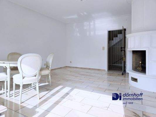 Wohn- Esszimmer mit Kamin