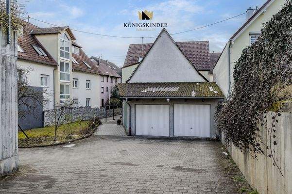 Stellplätze im Hof und Doppelgarage