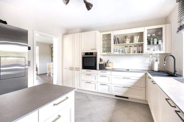 moderne und helle Wohnküche