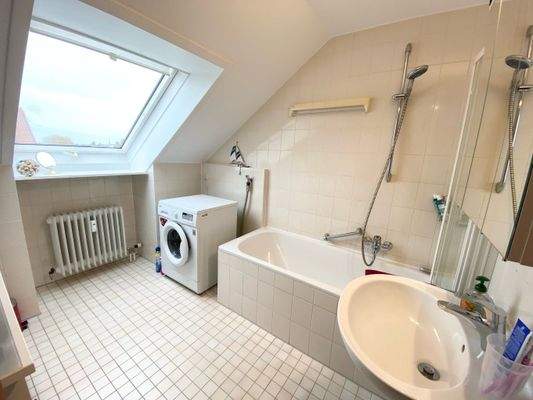 Tageslichtbad mit Badewanne und WM-Platz