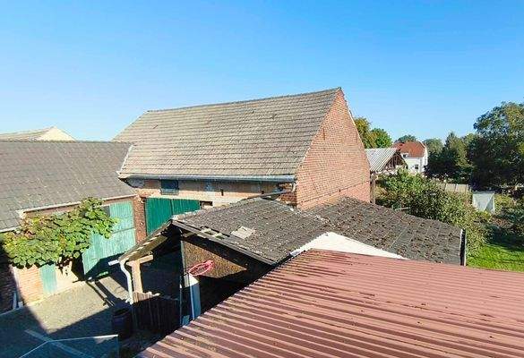 Haus rechts Blick vom Balkon auf Scheune und Nebengenbäude links