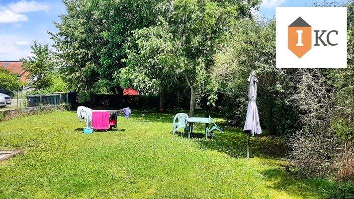 Garten mit großem Kirsch- und Kastanienbaum