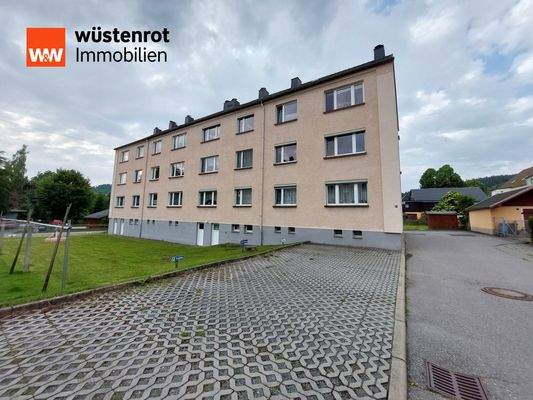 Hausansicht mit Stellplätzen