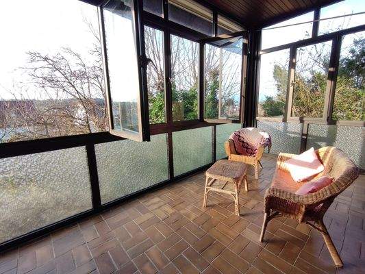 Fenster zur Seite zum Balkon