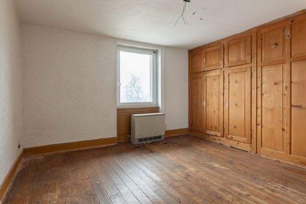 Zimmer mit Schrankwand OG