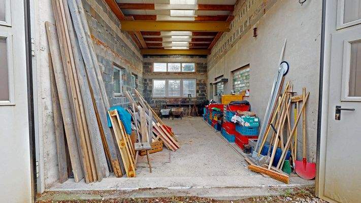 Die große Garage ist mit einer Länge von 8,60 m und einer Durchfahrt von 3,90 x 3,95 auch für große Wohnmobile oder eine Zugmaschine geeignet