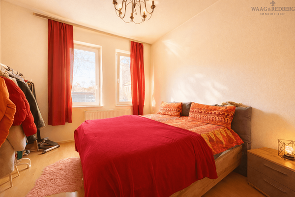 Helles Schlafzimmer mit großen Fenstern 