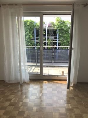 Wohnzimmer mit Ausgang zum Balkon