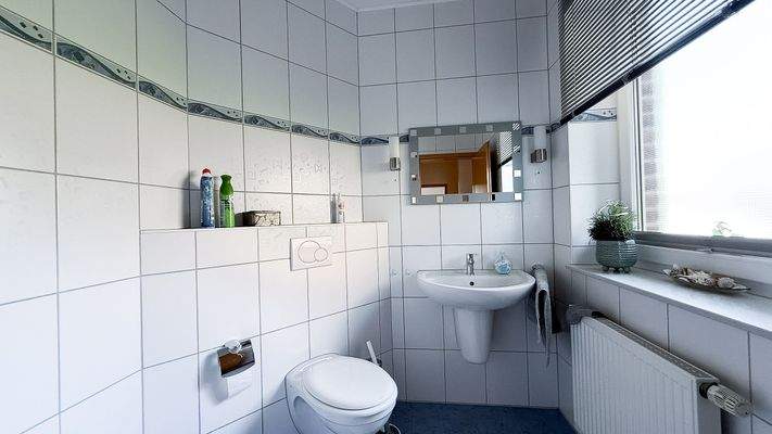 Helles Gäste-WC mit Fenster