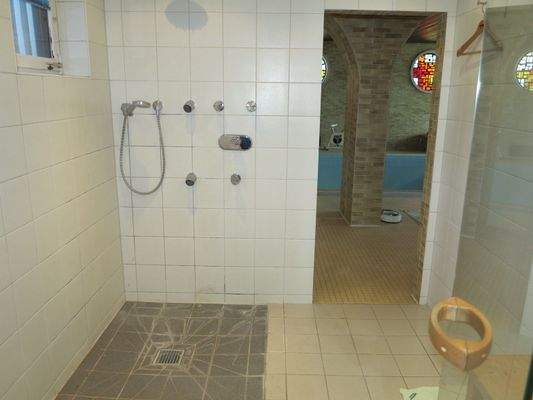 Dusche im Wellness-Bereich