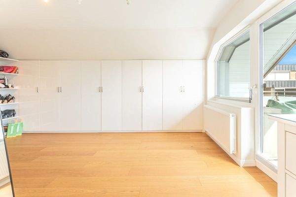 Ankleide im Elternbereich mit Balkonzugang