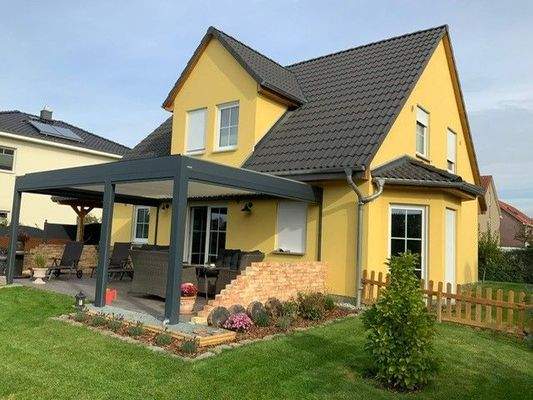 Haus mit Terrassenüberdachung vom Garten aus_2.jpg