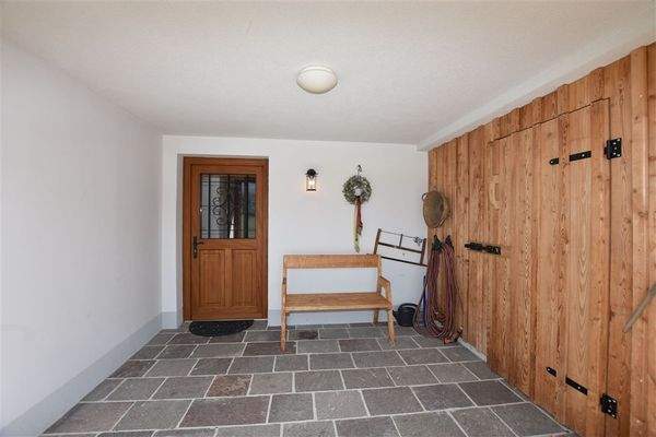 Eingang Untergeschoss mit Schuppen