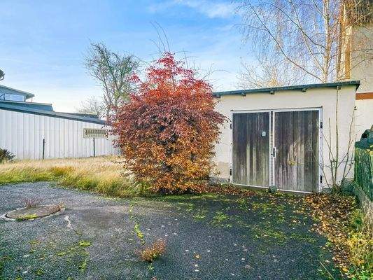 Grundstück und Garage