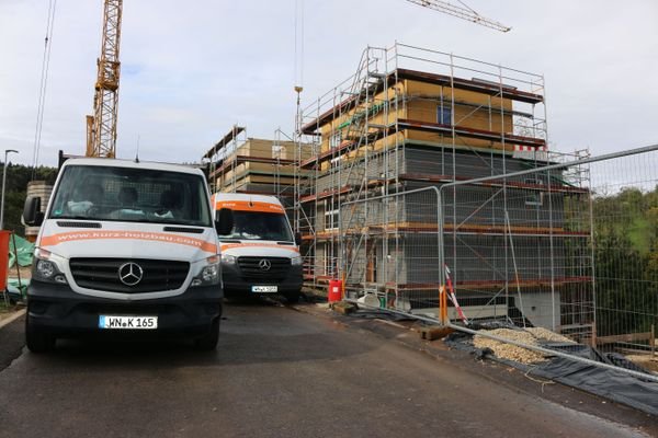 beide Nachbarhäuser stehen im Rohbau