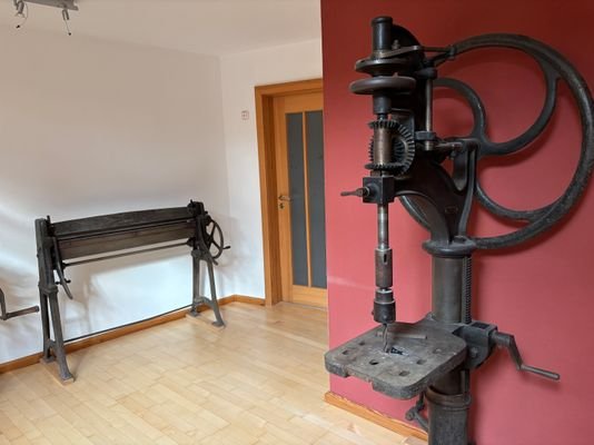 Keller mit historischen Werkzeugen
