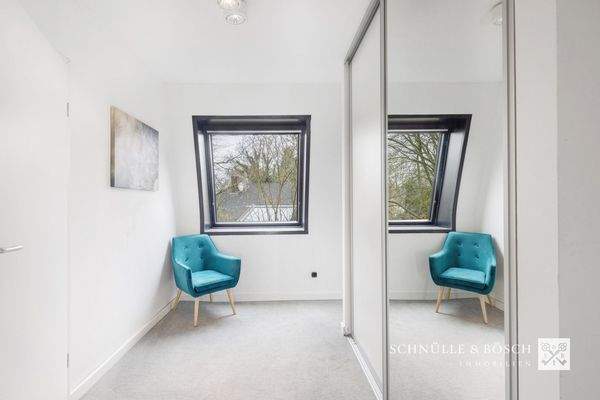 Der Ankleidebereich verbindet Schlafzimmer und Master-Bad