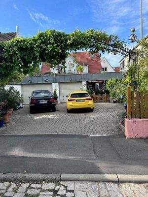 Hofeinfahrt mit Stellplatz