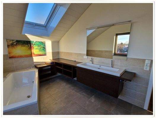 Ansprechendes großes Bad