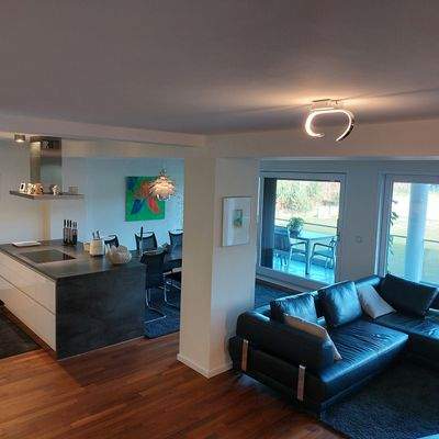 Stilvoll gestalteter offener Wohnraum mit Küche und Essbereich für höchsten Komfort