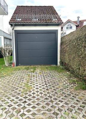 Garage mit Stellplatz davor