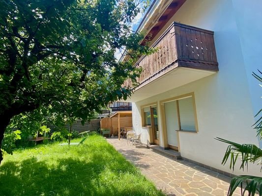 Haus-in-St.-Pauls-Eppan-an-der-Weinstraße-Einfamilienhaus-mit-6-Wohnungen-vier-kleine-Wohnungen-zwei-große-Wohnungen-mit-Garten-mit-Balkon-mit-Garage-casa-in-St.-Pauls-Appiano-sulla-strada-del-vino-casa-familiare-con-6-appartamenti-quattro-piccoli-apparta