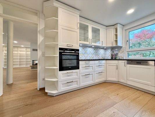 Voll ausgestattete Landhausküche