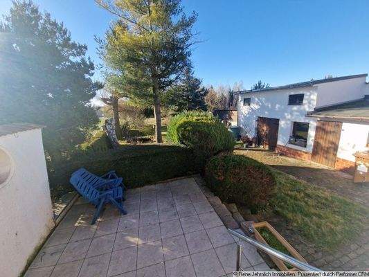 Blick in den Garten und zum Nebengelass von der Terrasse