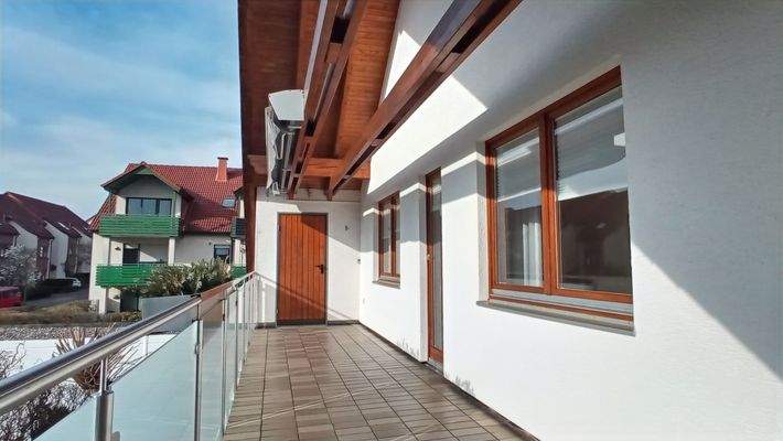 großer Balkon mit elektrischer Markise