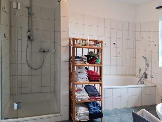 Dusche und Badewanne