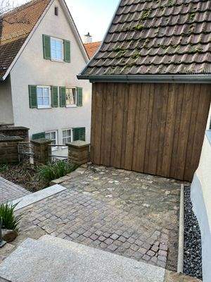 Kleiner Sitzplatz vor dem Haus.JPEG