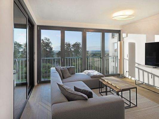 OG: Modernes, stilvolles Wohnzimmer im Obereschoss mit traumhafter Aussicht