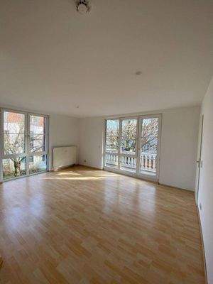 Wohnzimmer mit Balkon