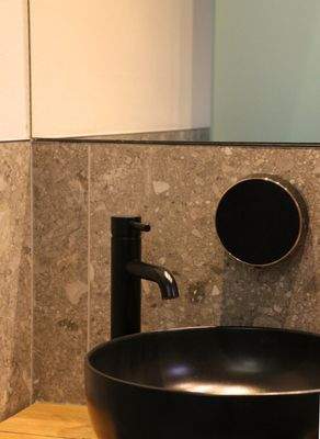 Gäste-WC mit stilvoller Gestaltung und hochwertigen Sanitärelementen