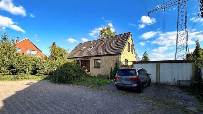 Vorderansicht mit beiden Garagen