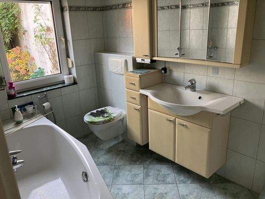 Bad im EG mit Wanne und Dusche