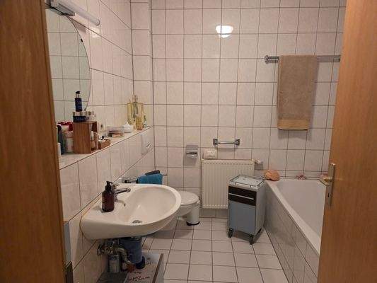 Badezimmer mit Dusche und Wanne