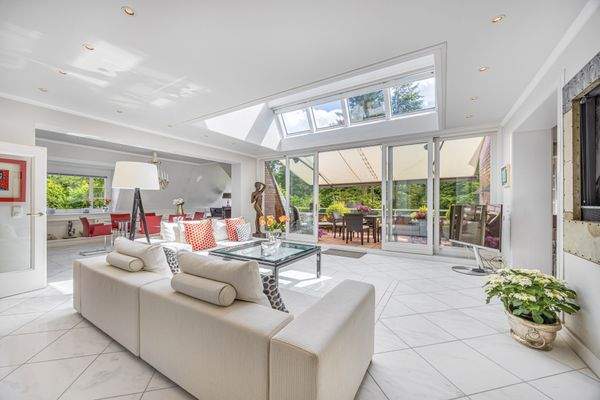 Wohnzimmer mit Blick zum Balkon