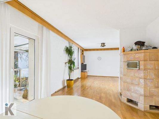 Wohn-Essbereich mit Kachelofen