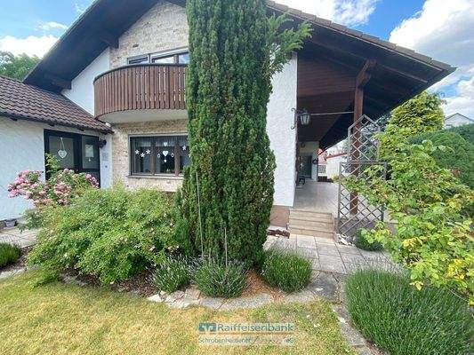 Blick auf Haus und Terrasse