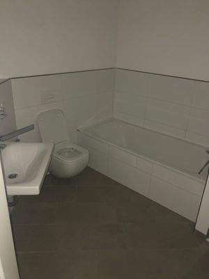 Bad mit Dusche, Badewanne und WC.jpeg