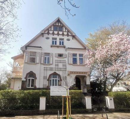 Rolandstr. 56 Front Frühling.jpg