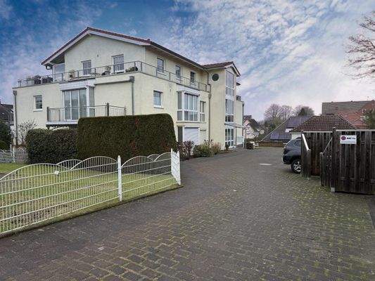 die Vorderseite des Hauses, in dem sich die ETW befindet