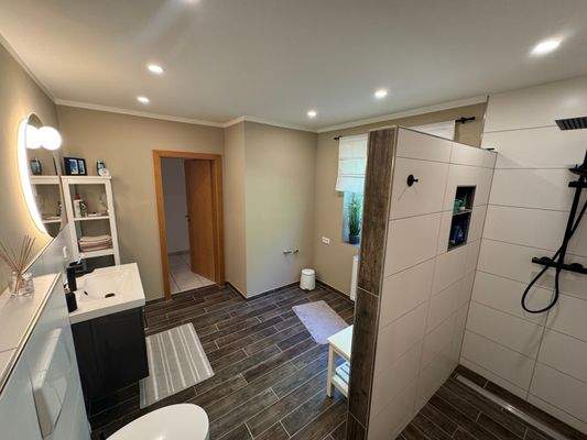 Badezimmer im Erdgeschoß ( I ) 