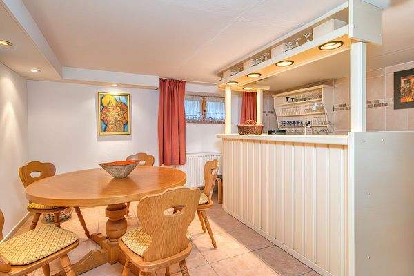 Aufenthaltsraum im UG mit Barbereich