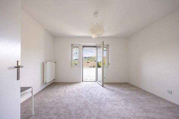 OG: Kind 1 mit Zugang zum Balkon