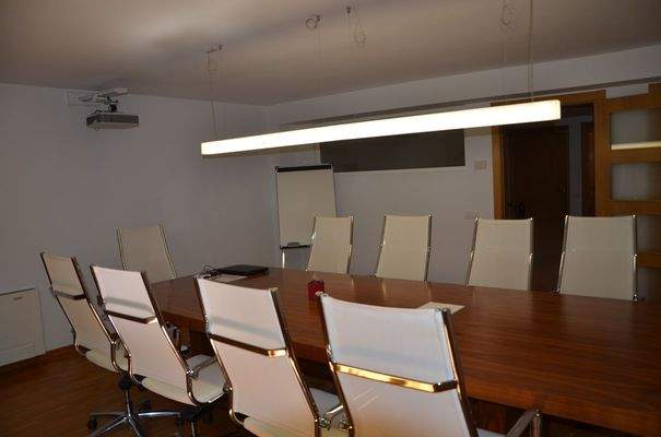 Lichtdurchfluteter Büroraum