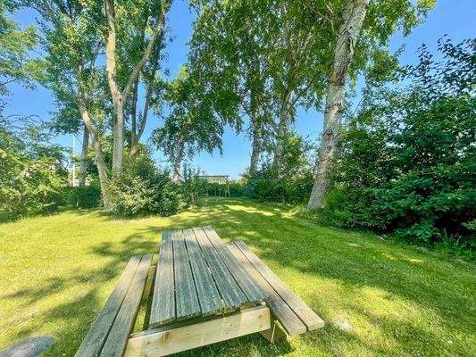 Garten mit Spielplatz